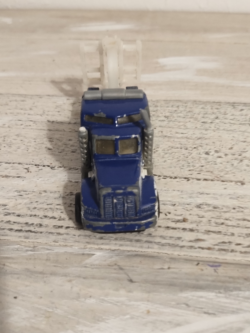 Vintage 1998 hot Wheels heavy duty tow truck diecast some scratches